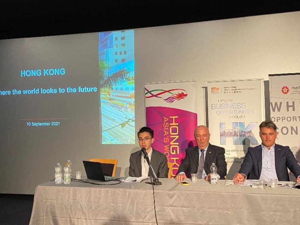 The Acting Special Representative for Hong Kong Economic and Trade Affairs to the European Union, Mr Henry Tsoi (left) updated Italian entrepreneurs on the business opportunities in Hong Kong.
