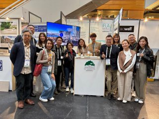 No comment added to this photo.