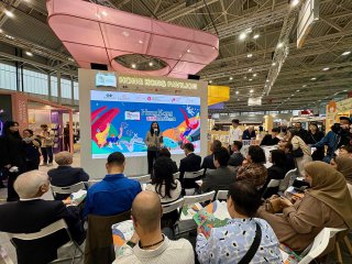  The Hong Kong Economic and Trade Office in Brussels (Brussels ETO) supported the launch of the Hong Kong Pavilion at the 63rd Bologna Children s Book Fair (BCBF) held in Bologna, Italy from April 13 to 16 (Bologna time). Photo shows the Deputy Representative of Brussels ETO, Miss Fiona Li, addressing the audience at the launch cocktail reception of the Hong Kong Pavilion at the BCBF on April 13 (Bologna time).