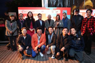 The Hong Kong Economic and Trade Office in Brussels (Brussels ETO) co-hosted the Hong Kong Night reception during the 28th Far East Film Festival. Photo shows the Deputy Representative of Brussels ETO, Miss Fiona Li (third left, back row); the Assistant Commissioner for Cultural and Creative Industries and Secretary-General of the Hong Kong Film Development Council, Mr Gary Mak (fourth left, back row); Hong Kong action choreographer and director, and the recipient of this year s Golden Mulberry Award for Lifetime Achievement, Mr Yuen Woo-ping (centre, back row); and the President of the Far East Film Festival in Udine, Italy, Ms Sabrina Baracetti (fourth right, back row), posing for a group photo with other Hong Kong film industry practitioners. 