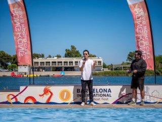 The Hong Kong Economic and Trade Office in Brussels (Brussel ETO) supported the seventh Barcelona International Dragon Boat Festival held from May 22 to 24 (Barcelona Time) in Castelldefels, Barcelona, in Spain. Photo shows Deputy Representative of Brussels ETO Mr Kasper Ng (left) addressing the audience and congratulating the winning teams during the award presentation ceremony.