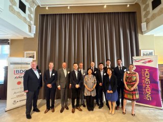 The Hong Kong Economic and Trade Office in Brussels once again supported the annual summer event of the Netherlands Hong Kong Business Association on June 25 (Amsterdam time) in Amsterdam, the Netherlands. Photo shows the organiser, distinguished speakers and guests, including the Special Representative for Hong Kong Economic and Trade Affairs to the European Union, Ms Shirley Yung (sixth left).