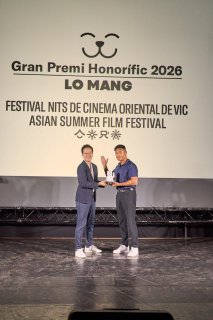 The Deputy Representative of the Hong Kong Economic and Trade Office in Brussels, Mr Kasper Ng (left), presented the festival honorary award to martial arts veteran Lo Mang in recognition of his outstanding career. Hong Kong actor and action director Ken Law (right) received it on his behalf at the Hong Kong Night of the Asian Summer Film Festival on July 17 (Vic time) in Vic, Spain.